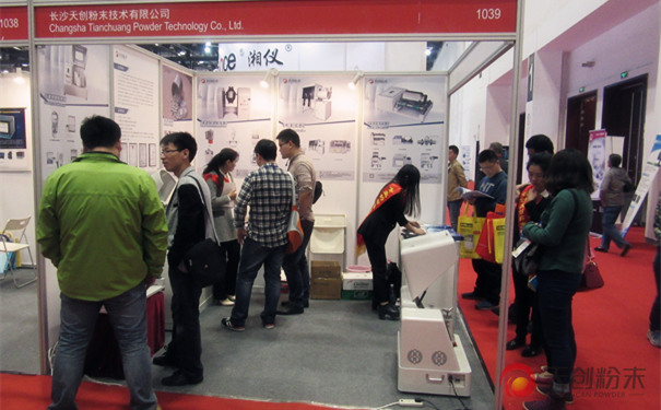 觀展人員絡(luò)繹不絕 觀展人員絡(luò)繹不絕